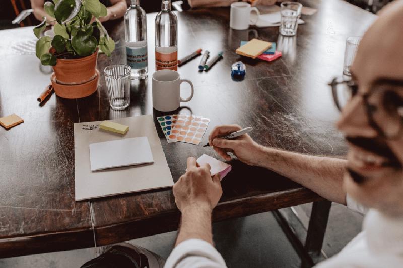 Im Kontext eines Workshops werden erste Ideen zu Papier gebracht.